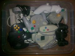 2015 m. 17 advento diena. Naudojamų konsolių pultelių dežė.