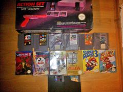 2015 m. 1 advento diena. Nintendo entertainment system žaidimai ir konsolė dežėje.