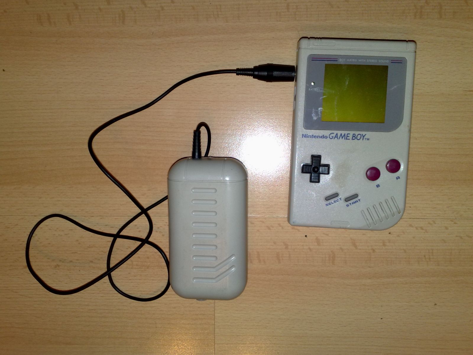 Nintendo GameBoy su Išoriniu Pakraunamu Akumuliatoriumi