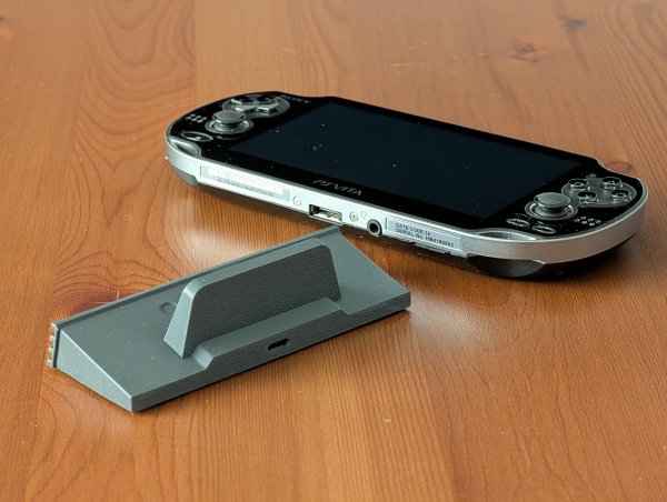 003 PS Vita 1000 USB-C įkrovimo stovas